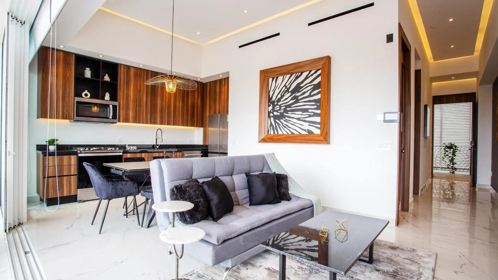 Chic Condo With Scenic Views, Pool And Gym Puerto Vallarta