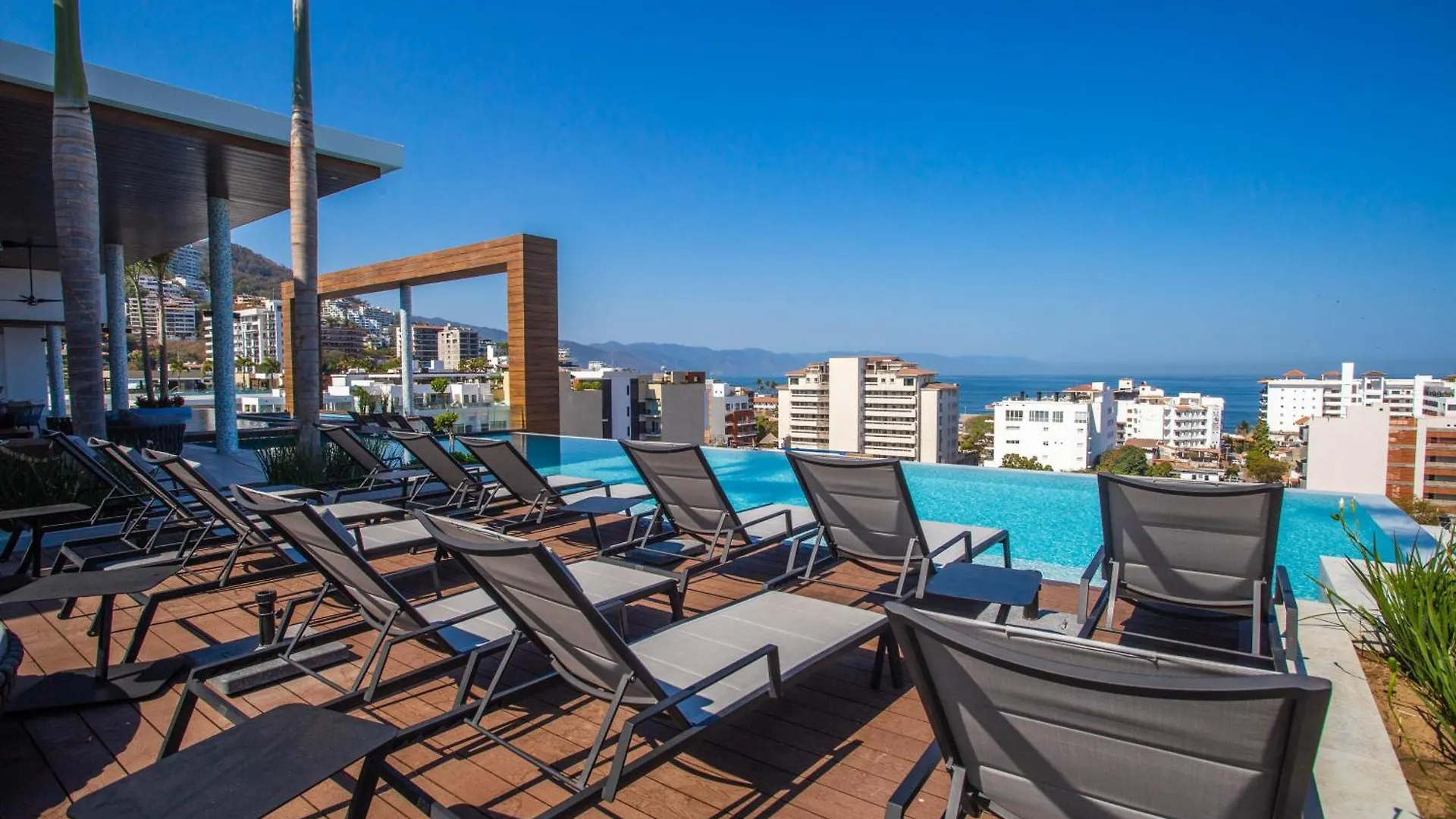 Chic Condo With Scenic Views, Pool And Gym Puerto Vallarta