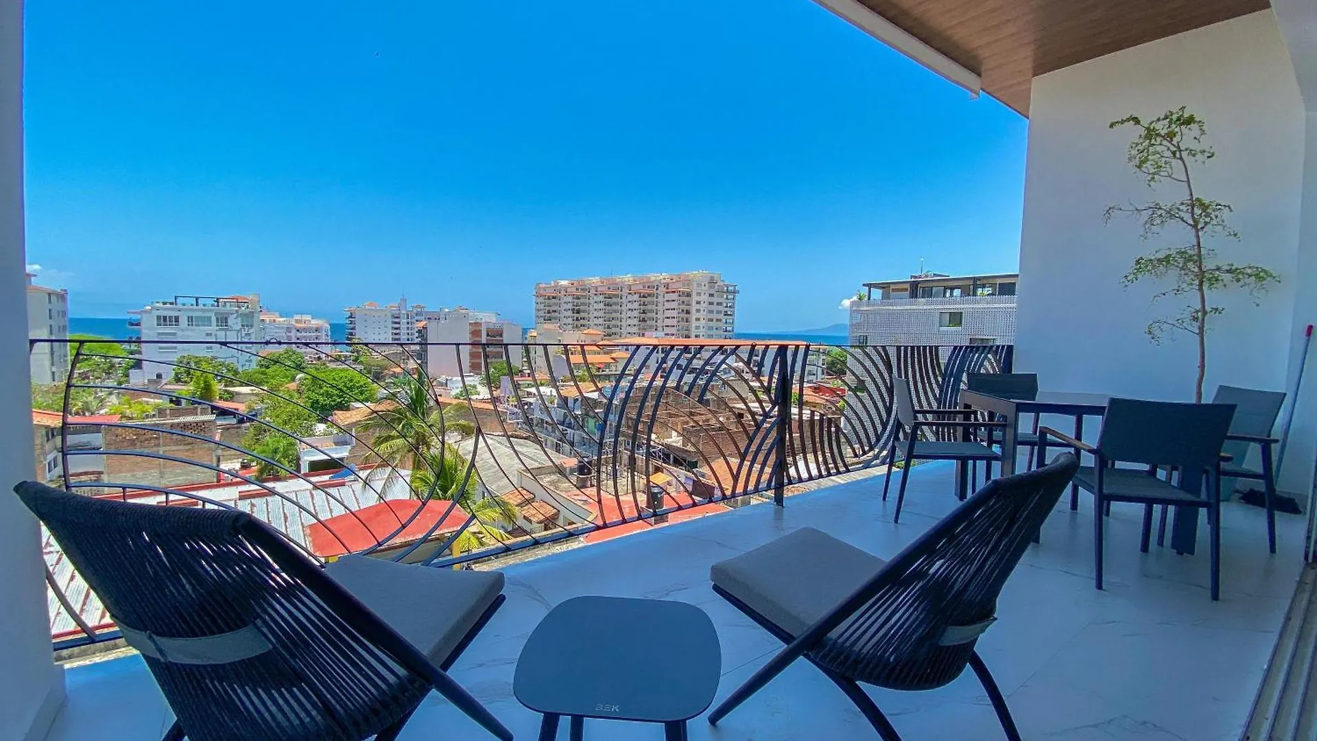 Chic Condo With Scenic Views, Pool And Gym Puerto Vallarta